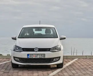 Wynajmij Volkswagen Polo 2014 w Czarnogórze. Paliwo: Benzyna. Moc: 100 KM ➤ Koszt od 20 EUR za dobę.