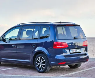 Wynajmij Volkswagen Touran 2014 w Czarnogórze. Paliwo: Diesel. Moc: 100 KM ➤ Koszt od 30 EUR za dobę.