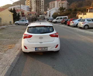 Wynajmij Hyundai i30 2016 w Czarnogórze. Paliwo: Benzyna. Moc: 115 KM ➤ Koszt od 30 EUR za dobę.