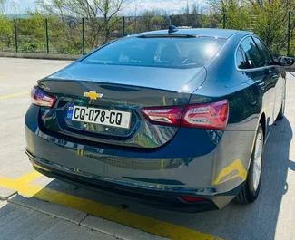 Wnętrze Chevrolet Malibu do wynajęcia w Gruzji. Doskonały samochód 5-osobowy. ✓ Skrzynia Automatyczna.