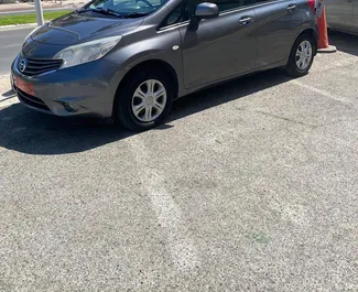 Wynajmij Nissan Note 2014 na Cyprze. Paliwo: Benzyna. Moc: 88 KM ➤ Koszt od 20 EUR za dobę.