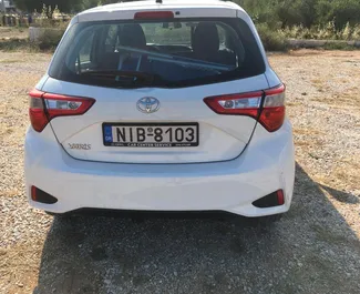 Wynajmij Toyota Yaris 2018 w Grecji. Paliwo: Benzyna. Moc: 72 KM ➤ Koszt od 16 EUR za dobę.