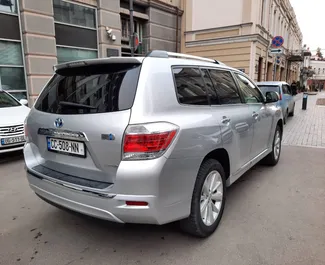 Wynajmij Toyota Highlander 2012 w Gruzji. Paliwo: Hybryda. Moc: 209 KM ➤ Koszt od 160 GEL za dobę.