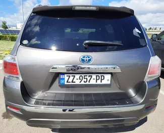 Wynajmij Toyota Highlander 2012 w Gruzji. Paliwo: Hybryda. Moc: 209 KM ➤ Koszt od 160 GEL za dobę.