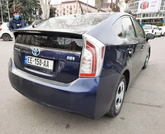 Wynajmij Toyota Prius 2013 w Gruzji. Paliwo: Hybryda. Moc: 117 KM ➤ Koszt od 140 GEL za dobę.