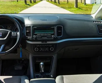 Seat Alhambra – samochód kategorii Komfort, Minivan na wynajem w Czarnogórze ✓ Depozyt 300 EUR ✓ Ubezpieczenie: OC, Pasażerowie, Od Kradzieży.