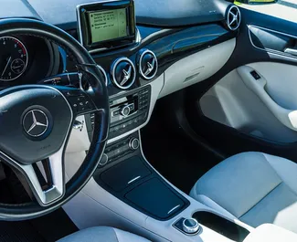 Wnętrze Mercedes-Benz B180 do wynajęcia w Czarnogórze. Doskonały samochód 5-osobowy. ✓ Skrzynia Automatyczna.