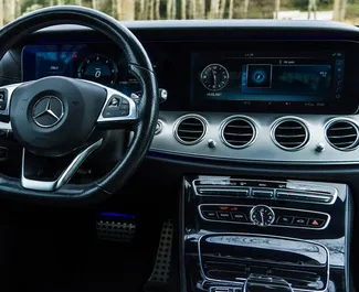 Wnętrze Mercedes-Benz E220 do wynajęcia w Czarnogórze. Doskonały samochód 5-osobowy. ✓ Skrzynia Automatyczna.