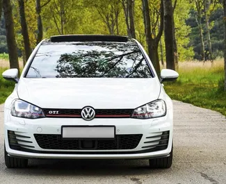 Wnętrze Volkswagen Golf 7 do wynajęcia w Czarnogórze. Doskonały samochód 5-osobowy. ✓ Skrzynia Automatyczna.