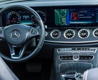 Wnętrze Mercedes-Benz E-Class Cabrio do wynajęcia w Czarnogórze. Doskonały samochód 2-osobowy. ✓ Skrzynia Automatyczna.