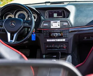 Wnętrze Mercedes-Benz E-Class Cabrio do wynajęcia w Czarnogórze. Doskonały samochód 2-osobowy. ✓ Skrzynia Automatyczna.