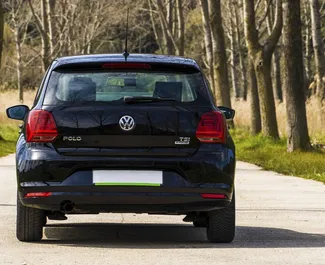 Volkswagen Polo 2017 do wynajęcia w Becici. Limit przebiegu nieograniczony.