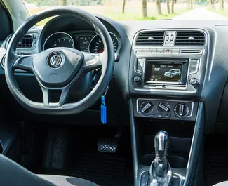 Volkswagen Polo – samochód kategorii Ekonomiczny na wynajem w Czarnogórze ✓ Depozyt 100 EUR ✓ Ubezpieczenie: OC, Pasażerowie, Od Kradzieży.