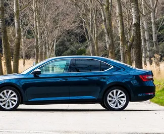 Wynajmij Skoda Superb 2020 w Czarnogórze. Paliwo: Diesel. Moc: 140 KM ➤ Koszt od 100 EUR za dobę.