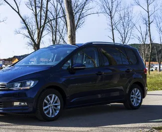 Wynajmij Volkswagen Touran 2016 w Czarnogórze. Paliwo: Diesel. Moc: 155 KM ➤ Koszt od 79 EUR za dobę.