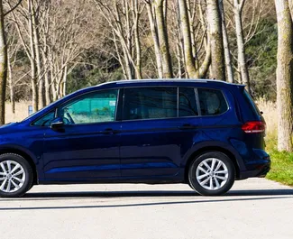 Wnętrze Volkswagen Touran do wynajęcia w Czarnogórze. Doskonały samochód 7-osobowy. ✓ Skrzynia Automatyczna.