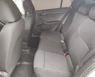 Wnętrze Skoda Rapid do wynajęcia na Krymie. Doskonały samochód 5-osobowy. ✓ Skrzynia Automatyczna.