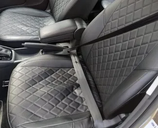 Wnętrze Volkswagen Polo Sedan do wynajęcia na Krymie. Doskonały samochód 5-osobowy. ✓ Skrzynia Automatyczna.