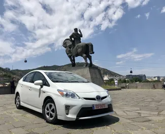 Toyota Prius 2015 do wynajęcia w Tbilisi. Limit przebiegu nieograniczony.