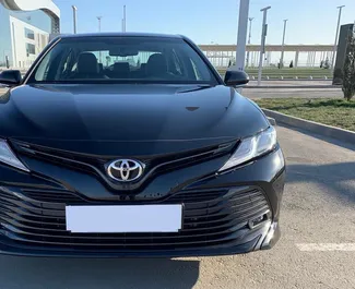 Wynajem samochodu Toyota Camry nr 1825 (Automatyczna) na lotnisku w Symferopolu, z silnikiem 2,5l. Benzyna ➤ Bezpośrednio od Artem na Krymie.