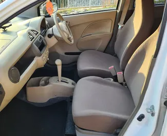 Wnętrze Suzuki Alto do wynajęcia na Cyprze. Doskonały samochód 4-osobowy. ✓ Skrzynia Automatyczna.