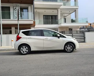 Wynajmij Nissan Note 2015 na Cyprze. Paliwo: Benzyna. Moc:  KM ➤ Koszt od 40 EUR za dobę.