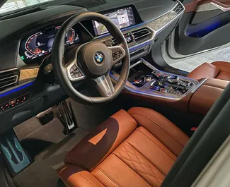 Wynajmij BMW X7 2021 w ZEA. Paliwo: Benzyna. Moc: 250 KM ➤ Koszt od 1297 AED za dobę.