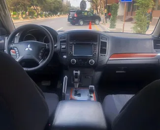 Wynajmij Mitsubishi Pajero 2018 w Azerbejdżanie. Paliwo: Benzyna. Moc:  KM ➤ Koszt od 90 AZN za dobę.