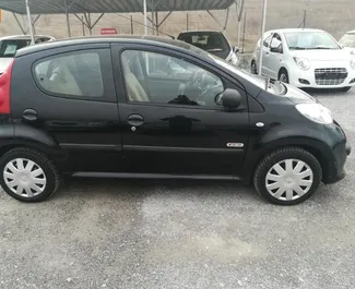 Wynajmij Peugeot 107 2012 w Bułgarii. Paliwo: Benzyna. Moc: 68 KM ➤ Koszt od 14 EUR za dobę.