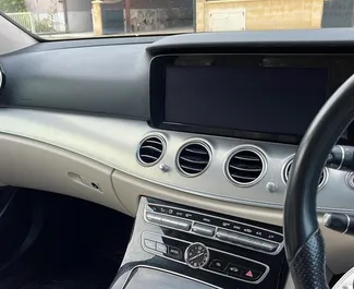 Mercedes-Benz E220 2017 do wynajęcia w Limassol. Limit przebiegu nieograniczony.