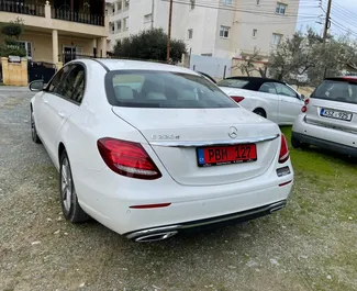 Wynajmij Mercedes-Benz E220 2017 na Cyprze. Paliwo: Benzyna. Moc: 200 KM ➤ Koszt od 181 EUR za dobę.