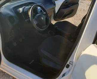 Wnętrze Peugeot 108 do wynajęcia w Grecji. Doskonały samochód 4-osobowy. ✓ Skrzynia Manualna.
