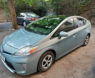 Wynajmij Toyota Prius 2013 w Gruzji. Paliwo: Hybryda. Moc: 134 KM ➤ Koszt od 75 GEL za dobę.