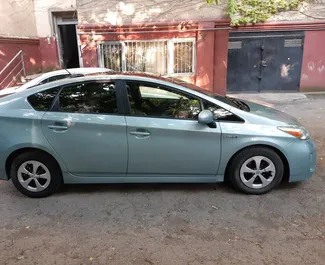 Toyota Prius 2013 do wynajęcia na lotnisku w Tbilisi. Limit przebiegu nieograniczony.