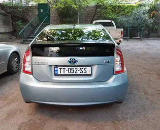 Toyota Prius 2013 – wynajem od właścicieli na lotnisku w Tbilisi (Gruzja).