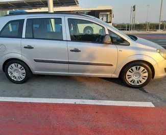 Wynajmij Opel Zafira 2012 na Cyprze. Paliwo: Benzyna. Moc: 115 KM ➤ Koszt od 46 EUR za dobę.