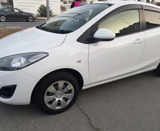 Wnętrze Mazda Demio do wynajęcia na Cyprze. Doskonały samochód 5-osobowy. ✓ Skrzynia Automatyczna.