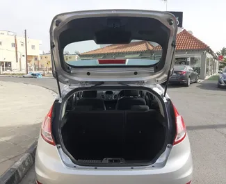 Silnik Benzyna 1,3 l – Wynajmij Ford Fiesta w Larnace.
