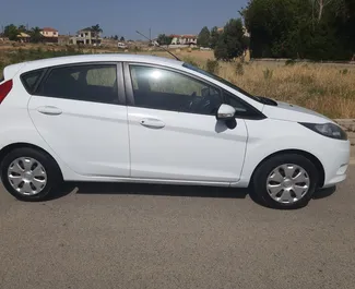 Wynajmij Ford Fiesta 2015 na Cyprze. Paliwo: Benzyna. Moc: 98 KM ➤ Koszt od 26 EUR za dobę.
