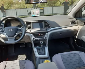 Wnętrze Hyundai Elantra do wynajęcia w Gruzji. Doskonały samochód 5-osobowy. ✓ Skrzynia Automatyczna.