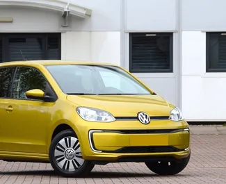 Wynajmij Volkswagen Up 2021 w Grecji. Paliwo: Benzyna. Moc: 60 KM ➤ Koszt od 19 EUR za dobę.