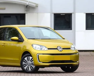 Wynajmij Volkswagen Up! 2021 w Grecji. Paliwo: Benzyna. Moc: 60 KM ➤ Koszt od 19 EUR za dobę.