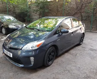 Wynajem samochodu Toyota Prius nr 4043 (Automatyczna) na lotnisku w Tbilisi, z silnikiem 1,8l. Hybryda ➤ Bezpośrednio od Shota w Gruzji.