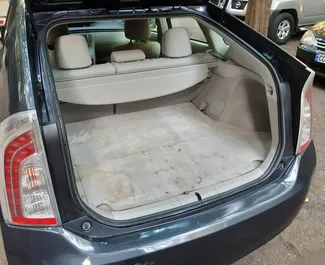 Wnętrze Toyota Prius do wynajęcia w Gruzji. Doskonały samochód 5-osobowy. ✓ Skrzynia Automatyczna.