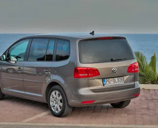 Wynajmij Volkswagen Touran 2014 w Czarnogórze. Paliwo: Diesel. Moc: 140 KM ➤ Koszt od 30 EUR za dobę.