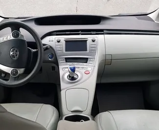 Wynajmij Toyota Prius Hybrid 2014 w Gruzji. Paliwo: Hybryda. Moc: 120 KM ➤ Koszt od 52 GEL za dobę.
