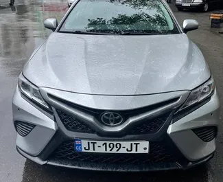 Wynajmij Toyota Camry 2019 w Gruzji. Paliwo: Benzyna. Moc: 220 KM ➤ Koszt od 240 GEL za dobę.
