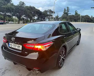 Wynajmij Toyota Camry 2019 w Gruzji. Paliwo: Benzyna. Moc: 230 KM ➤ Koszt od 210 GEL za dobę.