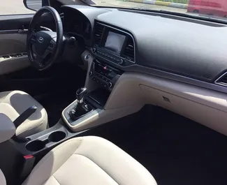 Wnętrze Hyundai Elantra do wynajęcia w Gruzji. Doskonały samochód 5-osobowy. ✓ Skrzynia Automatyczna.