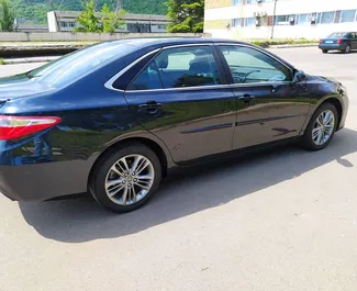 Wynajmij Toyota Camry 2017 w Gruzji. Paliwo: Benzyna. Moc: 205 KM ➤ Koszt od 120 GEL za dobę.